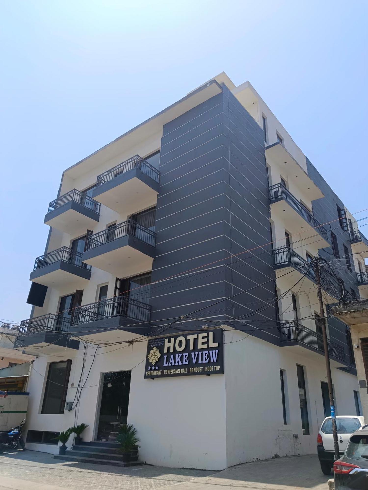 Hotel Lake View Chandīgarh Exteriör bild