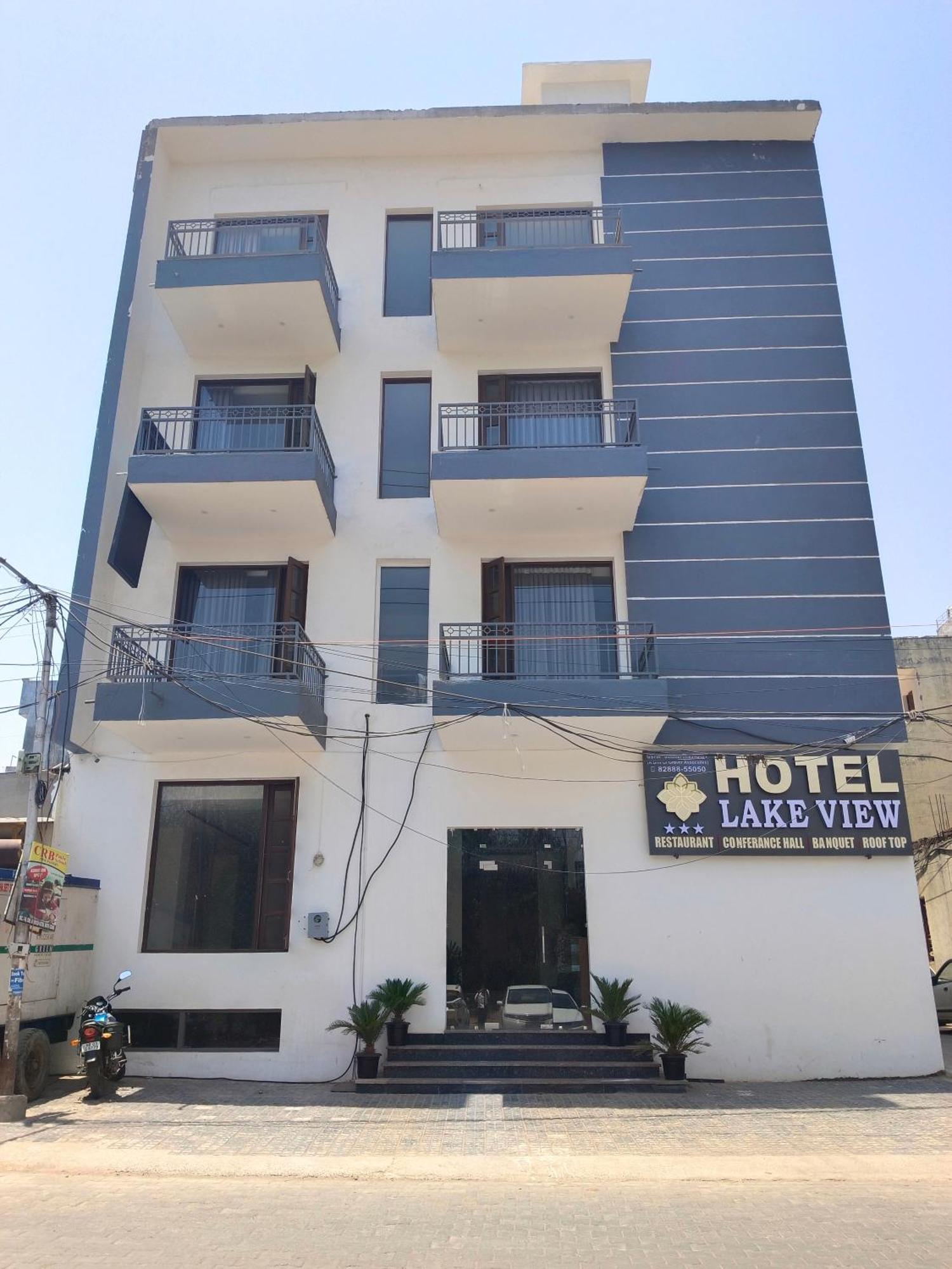 Hotel Lake View Chandīgarh Exteriör bild
